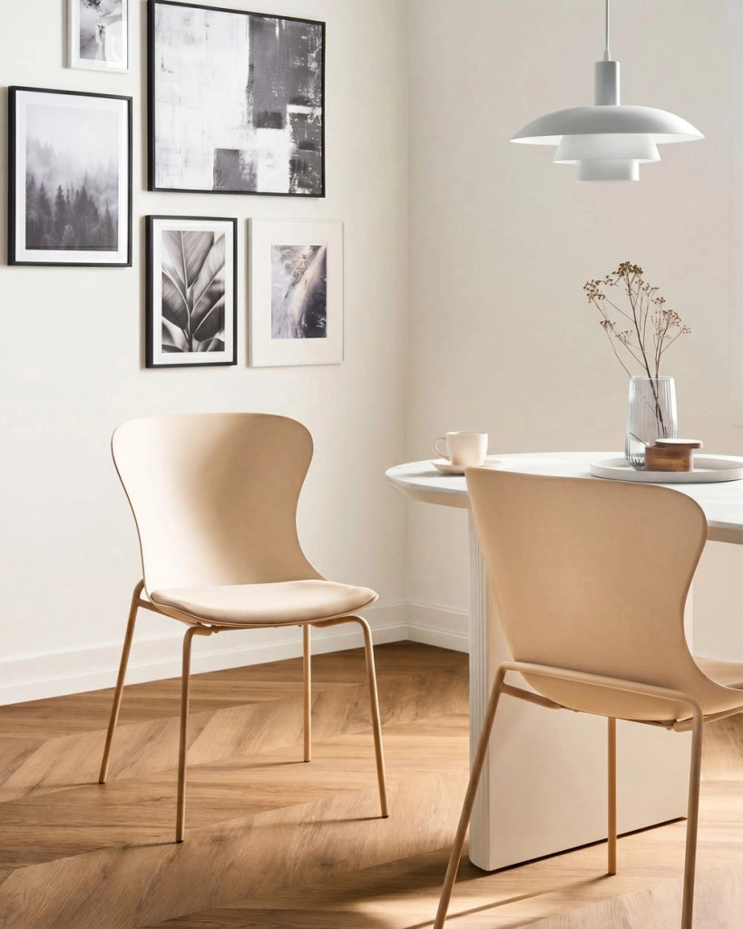 Set di 2 sedie da pranzo con seduta in materiale sintetico beige e struttura in metallo cuscino in stile minimalista scandinavo