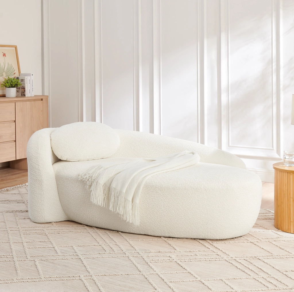 Sofa in tessuto teddy con design arrotondato; beige