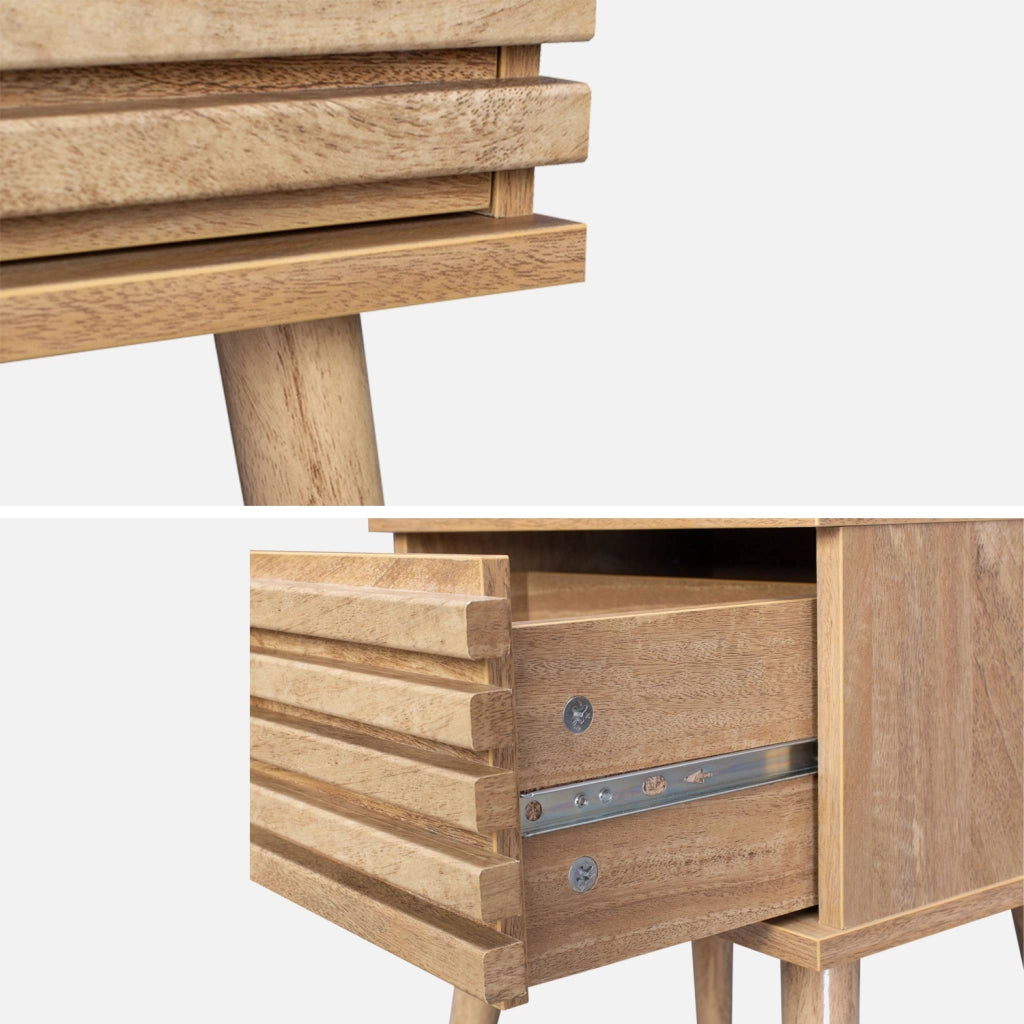 Set 2 comodini scandinavi con decoro in legno scanalato, marrone