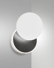 Ara Lampada da Parete LED Integrato 8W 3000K 715lm in Metallo e Metacrilato Bianco con Regolazione Luce a Pulsante - Design Moderno e Minimal
