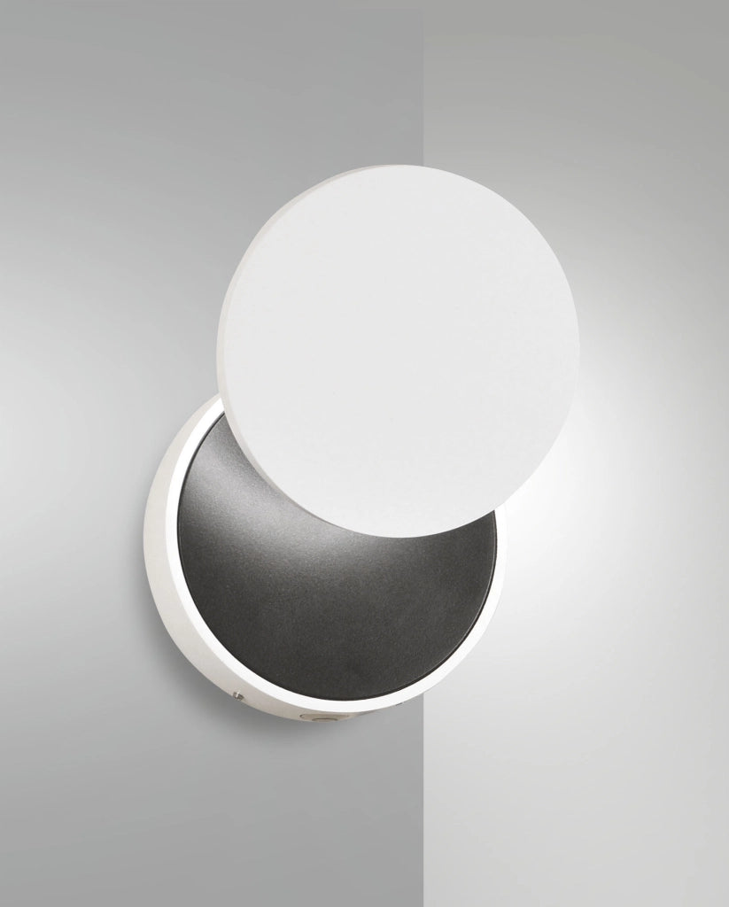 Ara Lampada da Parete LED Integrato 8W 3000K 715lm in Metallo e Metacrilato Bianco con Regolazione Luce a Pulsante - Design Moderno e Minimal