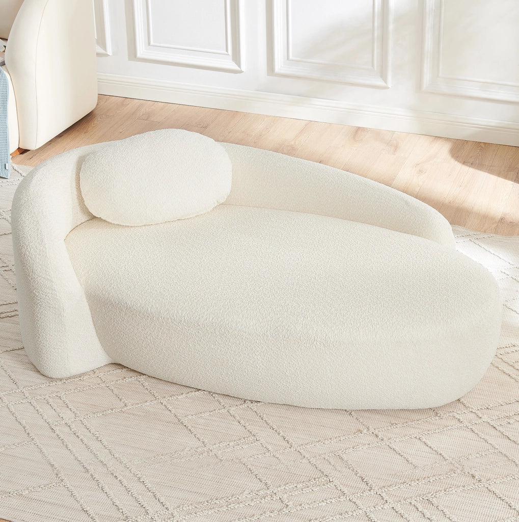 Sofa in tessuto teddy con design arrotondato; beige