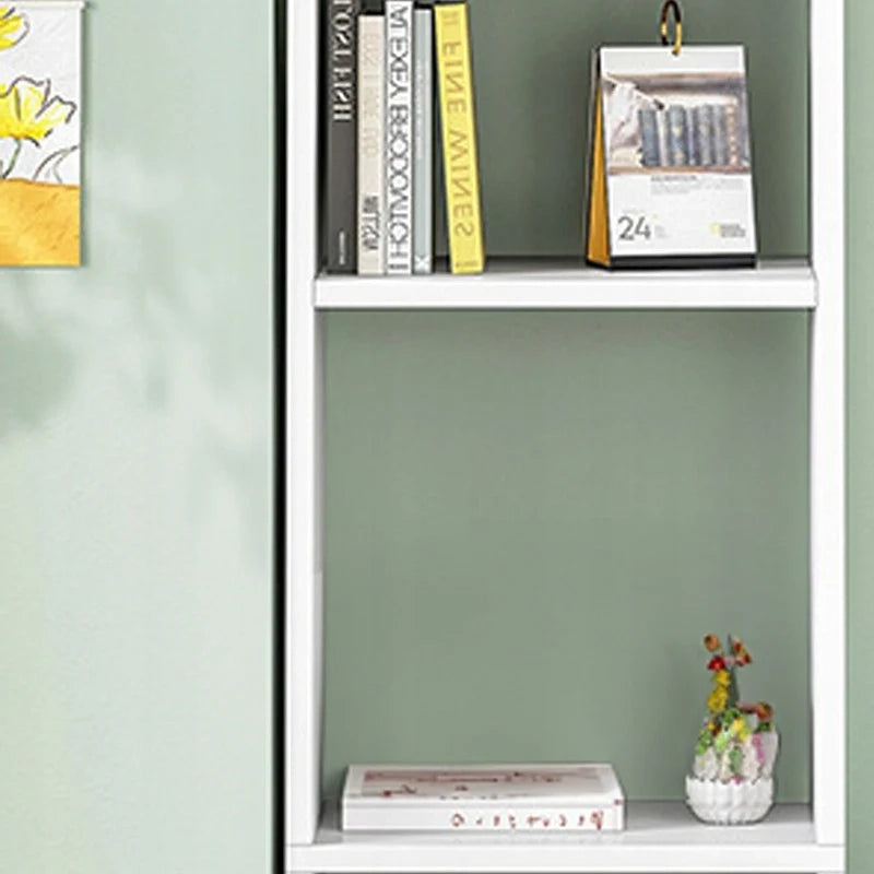 Armadio a colonna con ripiani, in stile loft scandinavo. Questo scaffale bianco è alto e stretto, ideale per i tuoi libri.