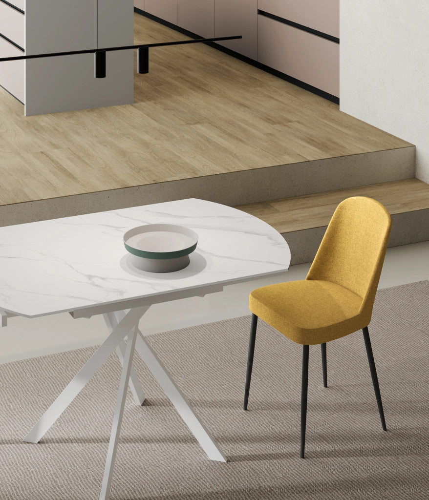 Sedia da pranzo Tamara con struttura in polipropilene e rivestimento in tessuto giallo, gambe in metallo nero - Design moderno e vivace