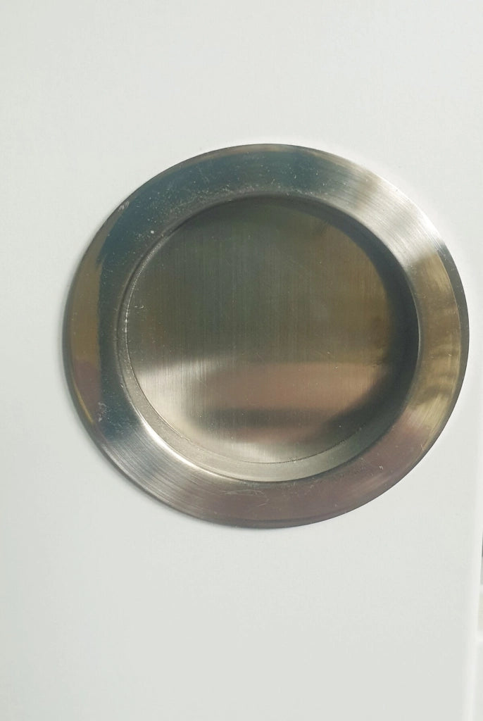 Porta scorrevole da officina rivestita di bianco con larghezza 83 + guida in acciaio nero + 2 gusci installati