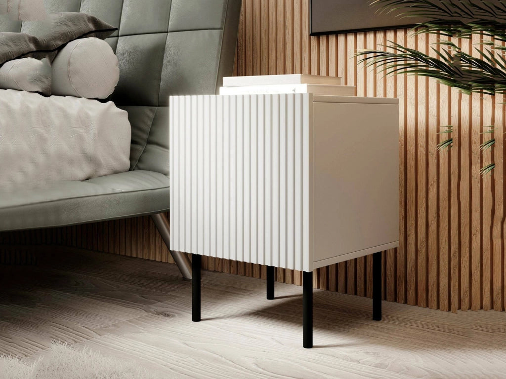 Set di 2 comodini Livraga, Comò basso con anta battente e vano interno, Finitura effetto cannettato, 45x40 h51 cm, Bianco
