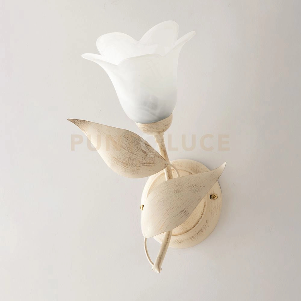 Applique in ferro laccato avorio con decorazione oro antico e diffusore in vetro diametro 14 alabastro bianco 1 luce