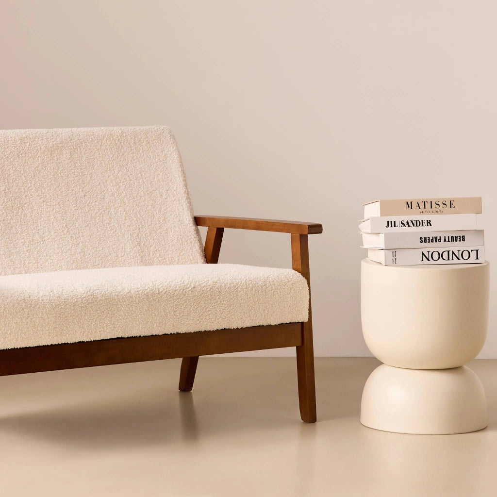 Divano in tessuto bouclé con gambe in legno tinto noce chiaro, 2