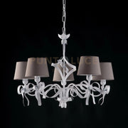 Lampadario in ferro laccato bianco con decorazione effetto shabby chic e paralumi diametro 16 in pvc tortora 5 luci