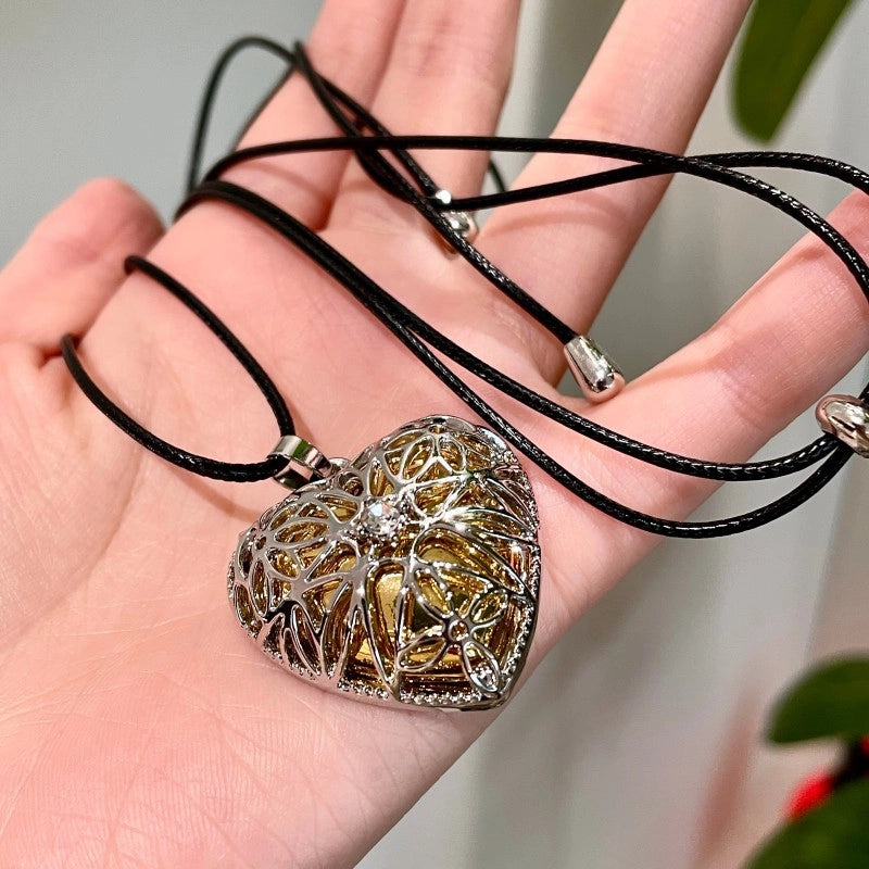 Collana a cuore con fiori traforati e blocchi di colore