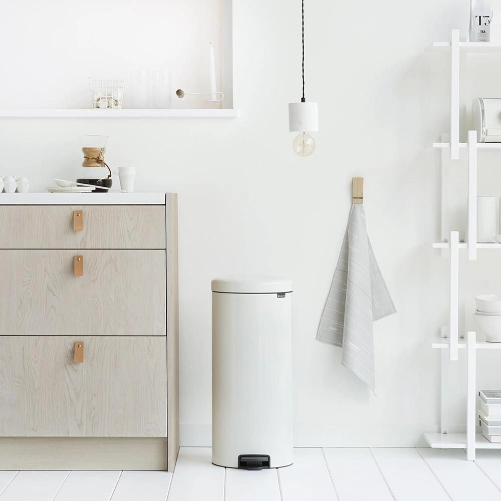 Brabantia 111785 New Icon Pattumiera a Pedale 30 L Chiusura Ammortizzata e Silenziosa Secchio Interno Estraibile Base Antiscivolo colore Bianco