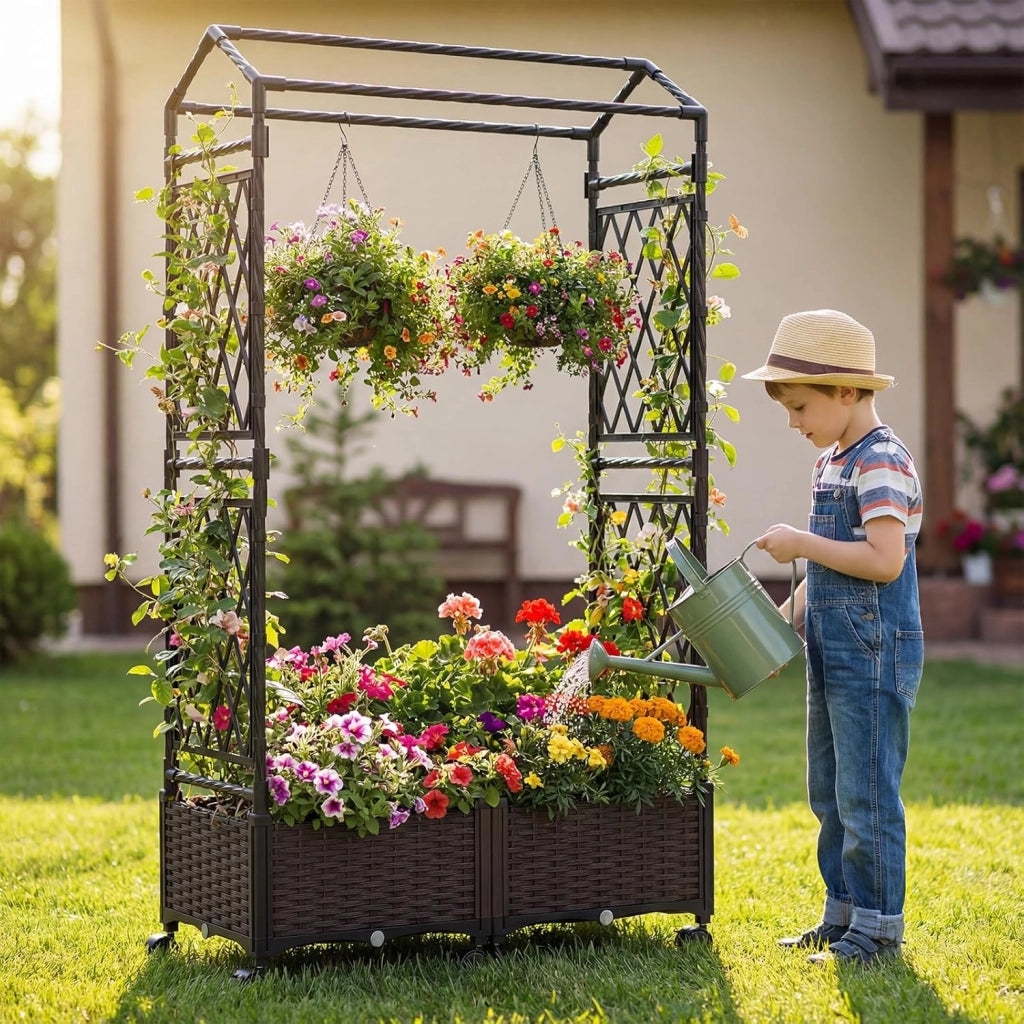 Fioriera Rialzata da Giardino con Grigliato, Tetto, Ruote Bloccabili e Irrigazione Automatica, Letto da Giardino Rialzato Alto in Rattan Impermeabile per Piante Rampicanti (Marrone)