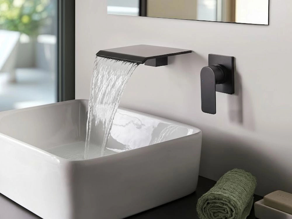 Rubinetto a cascata per lavabo a parete in ottone nero monocomando