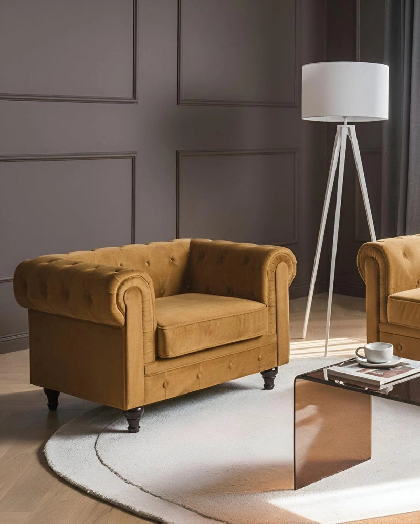 Poltrona Chesterfield Rivestimento in Tessuto Velluto oro Gambe in Legno Scuro Contemporanea