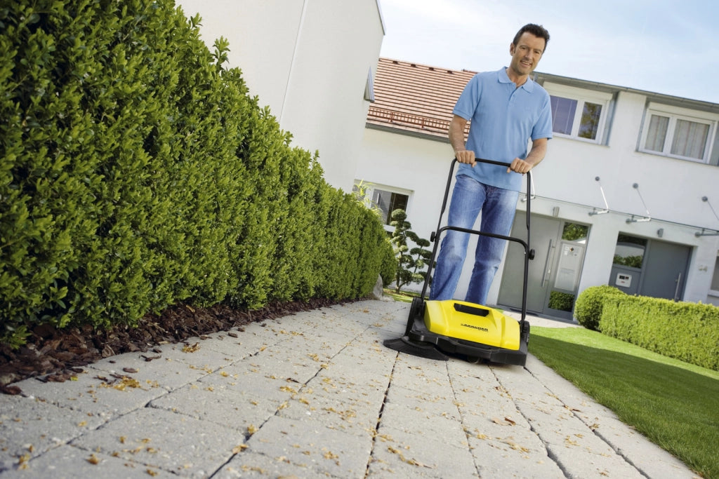 Karcher spazzatrice manuale s 530, larghezza di lavoro di 550 mm, un vano raccolta da 16 l e una spazzola laterale. e' adatta per aree a partire da 30 m²