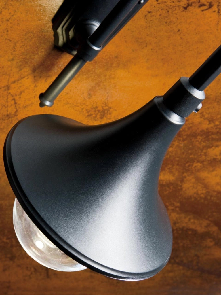 Applique in alluminio pressofuso con diffusore trasparente - Altezza max lampada 150mm - Potenza massima 60W nero
