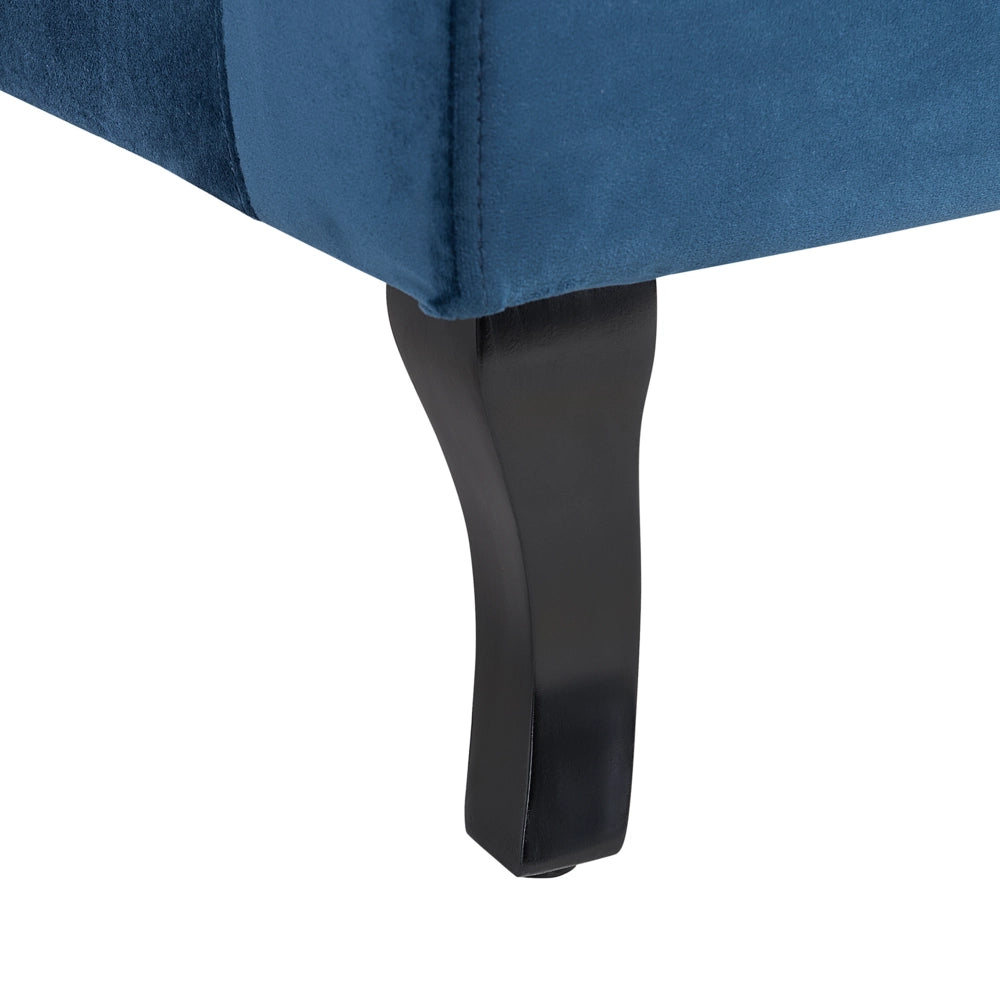 Sedia Wingback con rivestimento in velluto blu e gambe nere in stile scandinavo