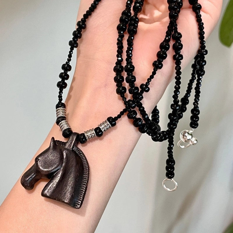 Collana lunga con ciondolo a testa di cavallo in ebano