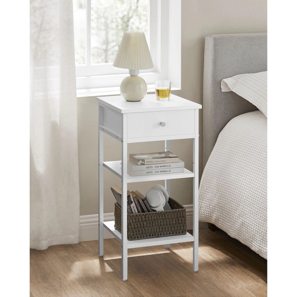 Comodino moderno alto con cassetto e ripiani in bianco