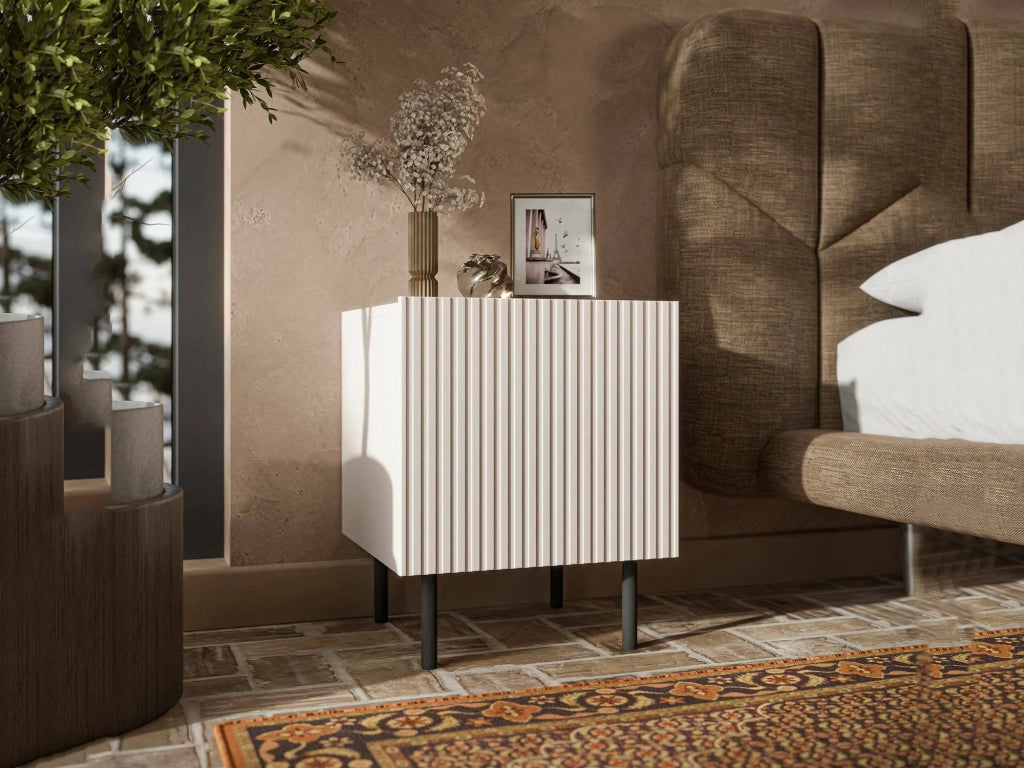 Set di 2 comodini Livraga, Comò basso con anta battente e vano interno, Finitura effetto cannettato, 45x40 h51 cm, Beige