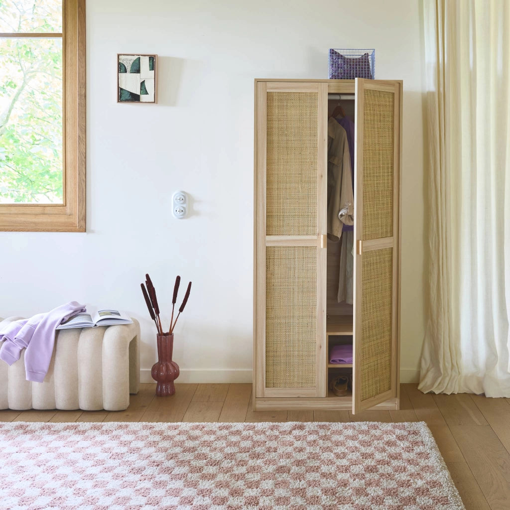 Armadio a 2 ante in canna e legno con appendiabiti e contenitori