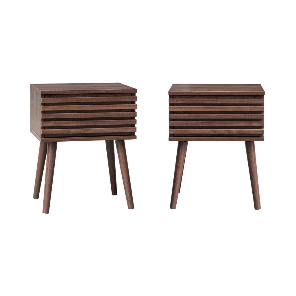 Set 2 comodini scandinavi con decoro in legno scanalato, noce