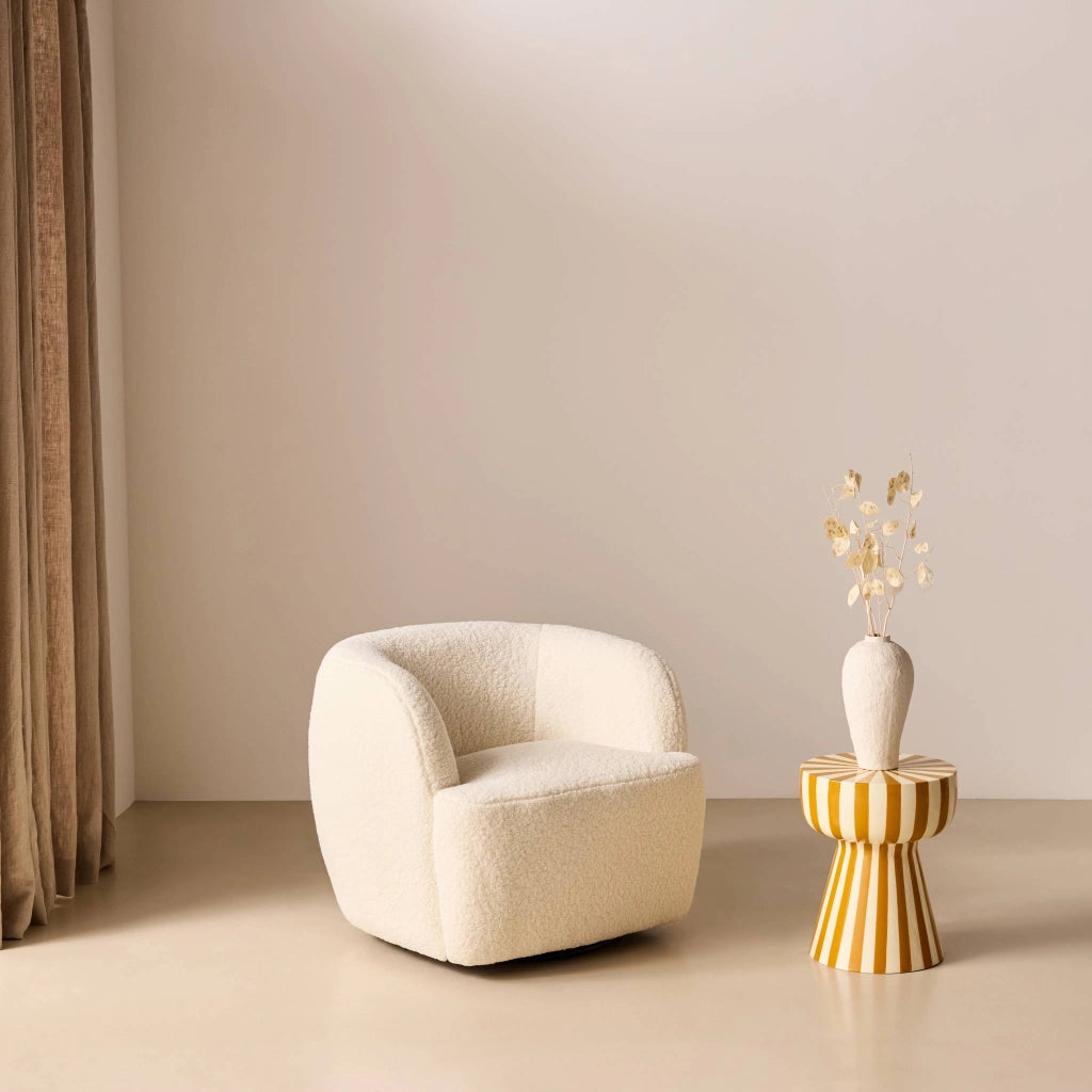 Poltrona girevole 360º in metallo e bouclé, crema