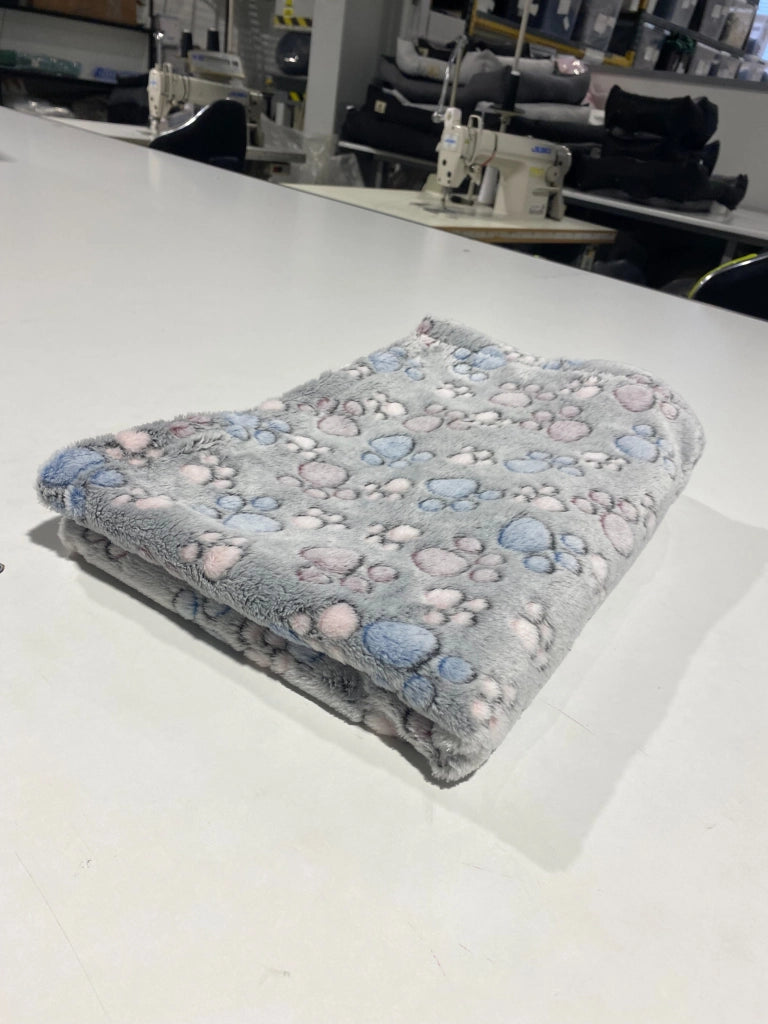 AIO FACTORY Coperta in pile 70x50 cm grigia con zampe colorate Coperta per cani