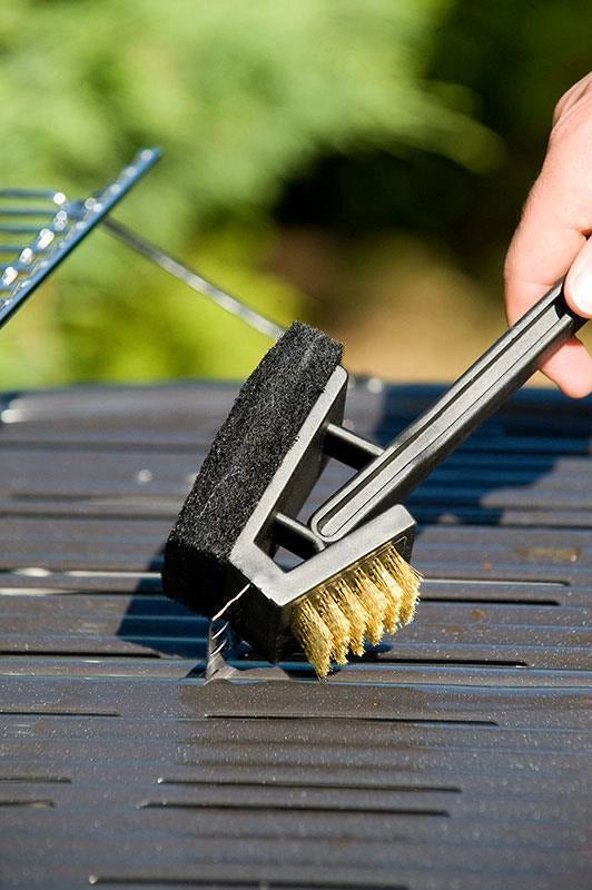 Campingaz 2000032608 Spazzola Pulizia 3 in 1 per Barbecue Setole in Ottone Spugnetta Abrasiva Raschietto in Metallo colore Nero