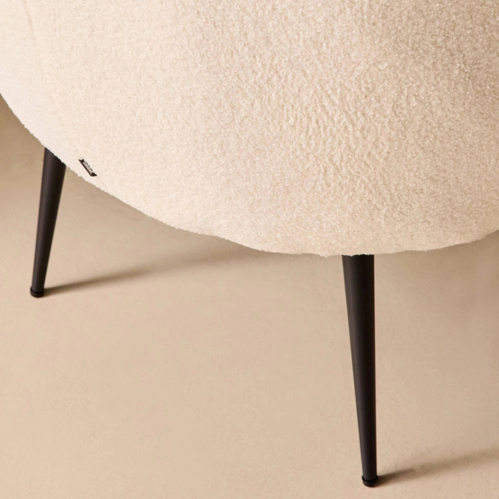 Poltrona di design in boulcé bianca e metallo, crema