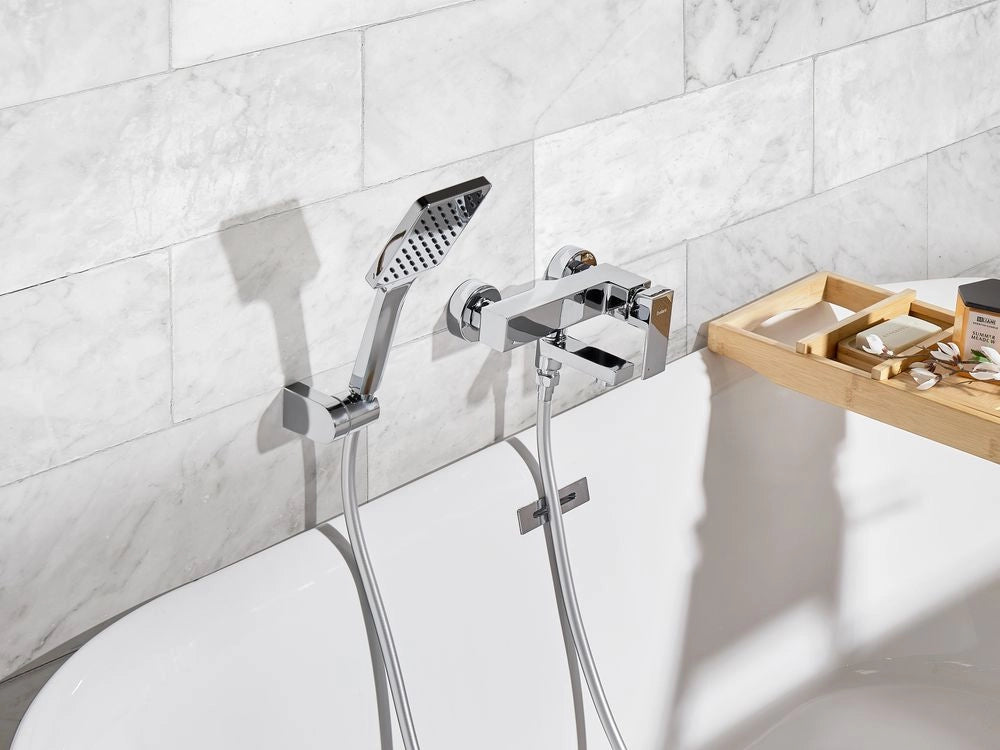 Set di miscelatori da bagno a parete in ottone con bocca singola e soffione doccia Kit argento