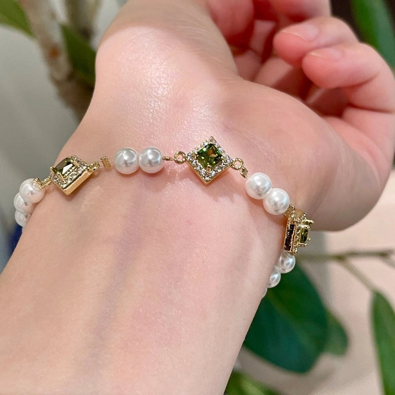 Bracciale con perle e zirconi a forma di rombo verde